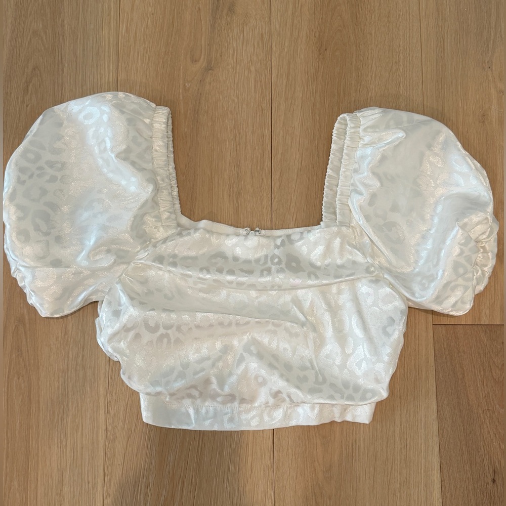 Vestique size small white leopard top.
